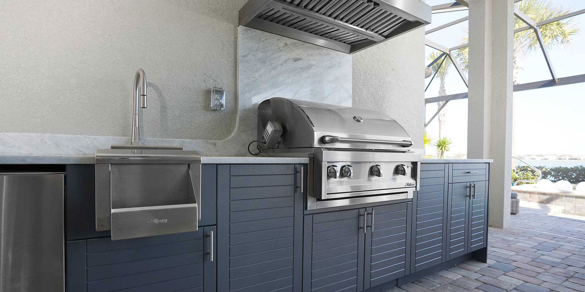 Outdoor kitchen entertaining space